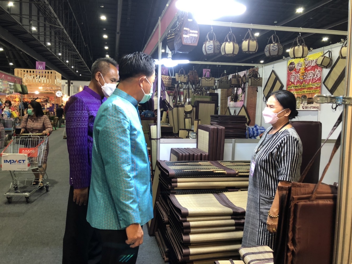 ผู้ว่าฯ มหาสารคาม เยี่ยมให้กำลังใจกลุ่มผู้ผลิต ผู้ประกอบการ OTOP นำผลิตภัณฑ์ มาจัดจำหน่าย ในงาน OTOP Midyear 2022