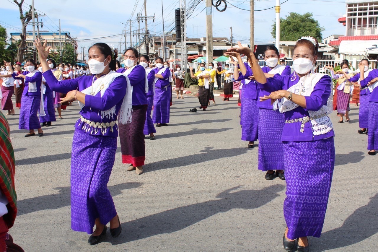 พช.มหาสารคาม “ร่วมพิธีรำเฉลิมพระเกียรติสมเด็จพระนางเจ้าสุทิดา พัชรสุธาพิมลลักษณ พระบรมราชินี เนื่องในวันเฉลิมพระชนพรรษา 44 พรรษา 3 มิถุนายน 2565”