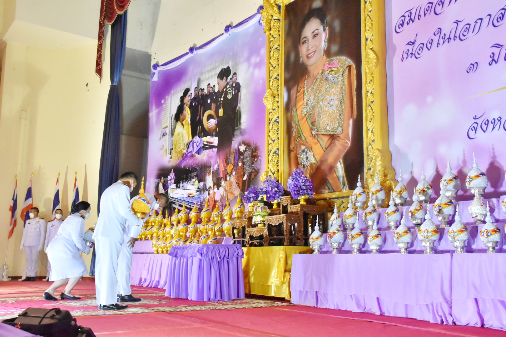 พช.มหาสารคาม ร่วมพิธีวางพานพุ่ม และจุดเทียนชัยถวายพระพรชัยมงคล สมเด็จพระนางเจ้าสุทิดา พัชรสุธาพิมลลักษณ พระบรมราชินี เนื่องในโอกาสวันเฉลิมพระชนมพรรษา วันที่ 3 มิถุนายน 2565