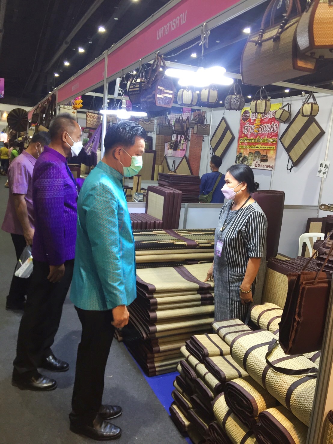 ผู้ว่าฯ มหาสารคาม เยี่ยมให้กำลังใจกลุ่มผู้ผลิต ผู้ประกอบการ OTOP นำผลิตภัณฑ์ มาจัดจำหน่าย ในงาน OTOP Midyear 2022