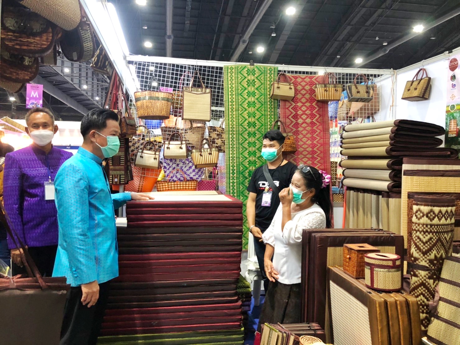 ผู้ว่าฯ มหาสารคาม เยี่ยมให้กำลังใจกลุ่มผู้ผลิต ผู้ประกอบการ OTOP นำผลิตภัณฑ์ มาจัดจำหน่าย ในงาน OTOP Midyear 2022