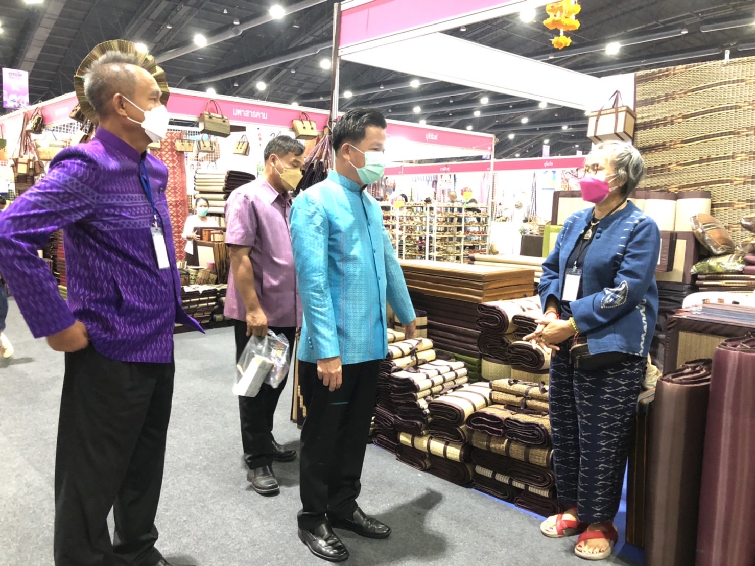 ผู้ว่าฯ มหาสารคาม เยี่ยมให้กำลังใจกลุ่มผู้ผลิต ผู้ประกอบการ OTOP นำผลิตภัณฑ์ มาจัดจำหน่าย ในงาน OTOP Midyear 2022