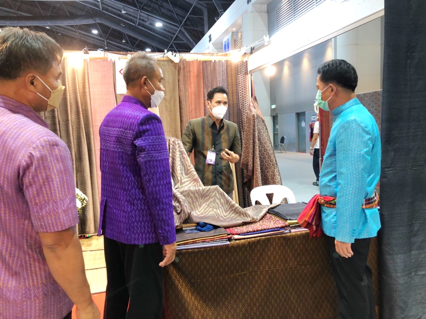 ผู้ว่าฯ มหาสารคาม เยี่ยมให้กำลังใจกลุ่มผู้ผลิต ผู้ประกอบการ OTOP นำผลิตภัณฑ์ มาจัดจำหน่าย ในงาน OTOP Midyear 2022