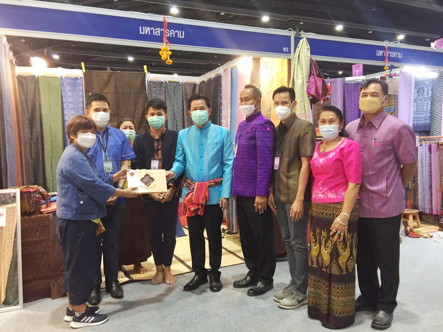 ผู้ว่าฯ มหาสารคาม เยี่ยมให้กำลังใจกลุ่มผู้ผลิต ผู้ประกอบการ OTOP นำผลิตภัณฑ์ มาจัดจำหน่าย ในงาน OTOP Midyear 2022