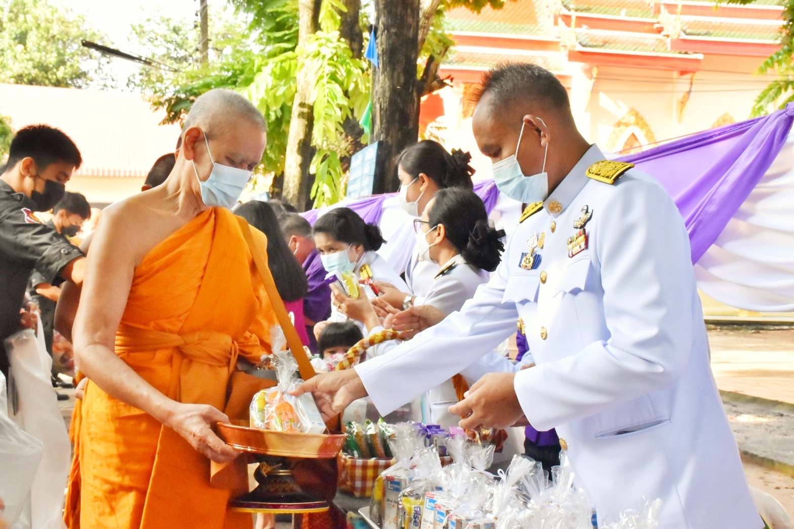 พช.มหาสารคาม ร่วมพิธีทำบุญตักบาตรถวายพระราชกุศลสมเด็จพระนางเจ้าฯ พระบรมราชินี เนื่องในโอกาสวันเฉลิมพระชนมพรรษา 3 มิถุนายน 2565