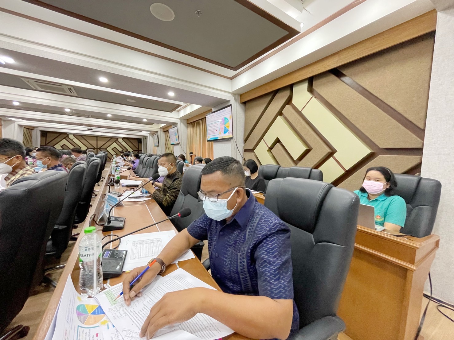 ผู้ว่าราชการจังหวัดมหาสารคาม นำทีมประชุมคณะกรรมการบริหารศูนย์อำนวยการขจัดความยากจนและพัฒนาคนทุกช่วงวัยอย่างยั่งยืนตามหลักปรัชญาของเศรษฐกิจพอเพียงจังหวัดมหาสารคาม (คจพ.จ) ครั้งที่ 4/2565 พร้อมผนึกกำลังขับเคลื่อนขจัดจนเพื่อคนมหาสารคาม