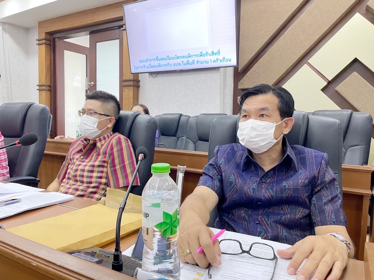 ผู้ว่าราชการจังหวัดมหาสารคาม นำทีมประชุมคณะกรรมการบริหารศูนย์อำนวยการขจัดความยากจนและพัฒนาคนทุกช่วงวัยอย่างยั่งยืนตามหลักปรัชญาของเศรษฐกิจพอเพียงจังหวัดมหาสารคาม (คจพ.จ) ครั้งที่ 4/2565 พร้อมผนึกกำลังขับเคลื่อนขจัดจนเพื่อคนมหาสารคาม
