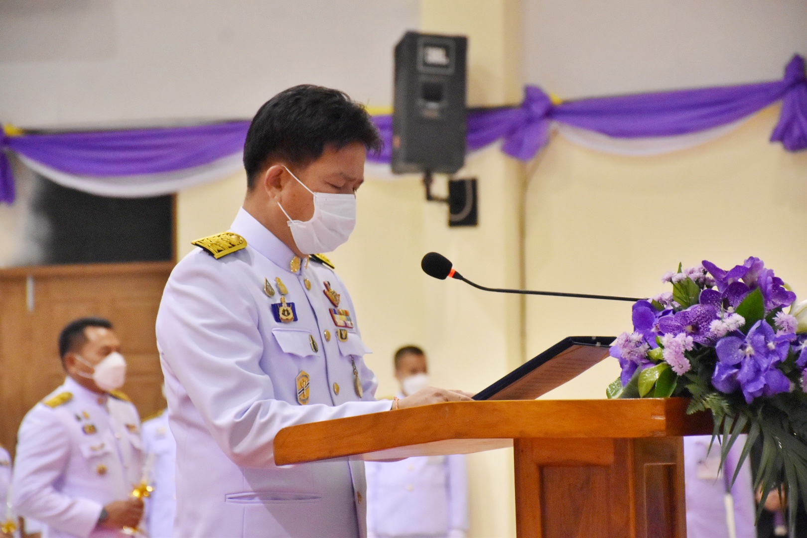 พช.มหาสารคาม ร่วมพิธีวางพานพุ่ม และจุดเทียนชัยถวายพระพรชัยมงคล สมเด็จพระนางเจ้าสุทิดา พัชรสุธาพิมลลักษณ พระบรมราชินี เนื่องในโอกาสวันเฉลิมพระชนมพรรษา วันที่ 3 มิถุนายน 2565