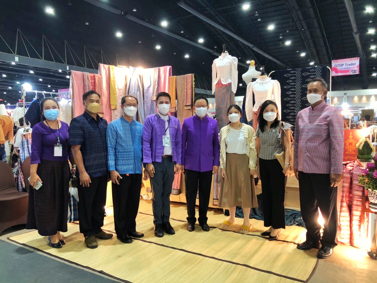 จังหวัดมหาสารคาม ร่วมพิธีเปิดงาน OTOP Midyear 2022 “สุขช้อป สุขใจ สุขทั่วไทยรวมไว้ในที่เดียว” พร้อมเยี่ยมให้กำลังใจและอุดหนุนผู้ประกอบการจังหวัดมหาสารคาม