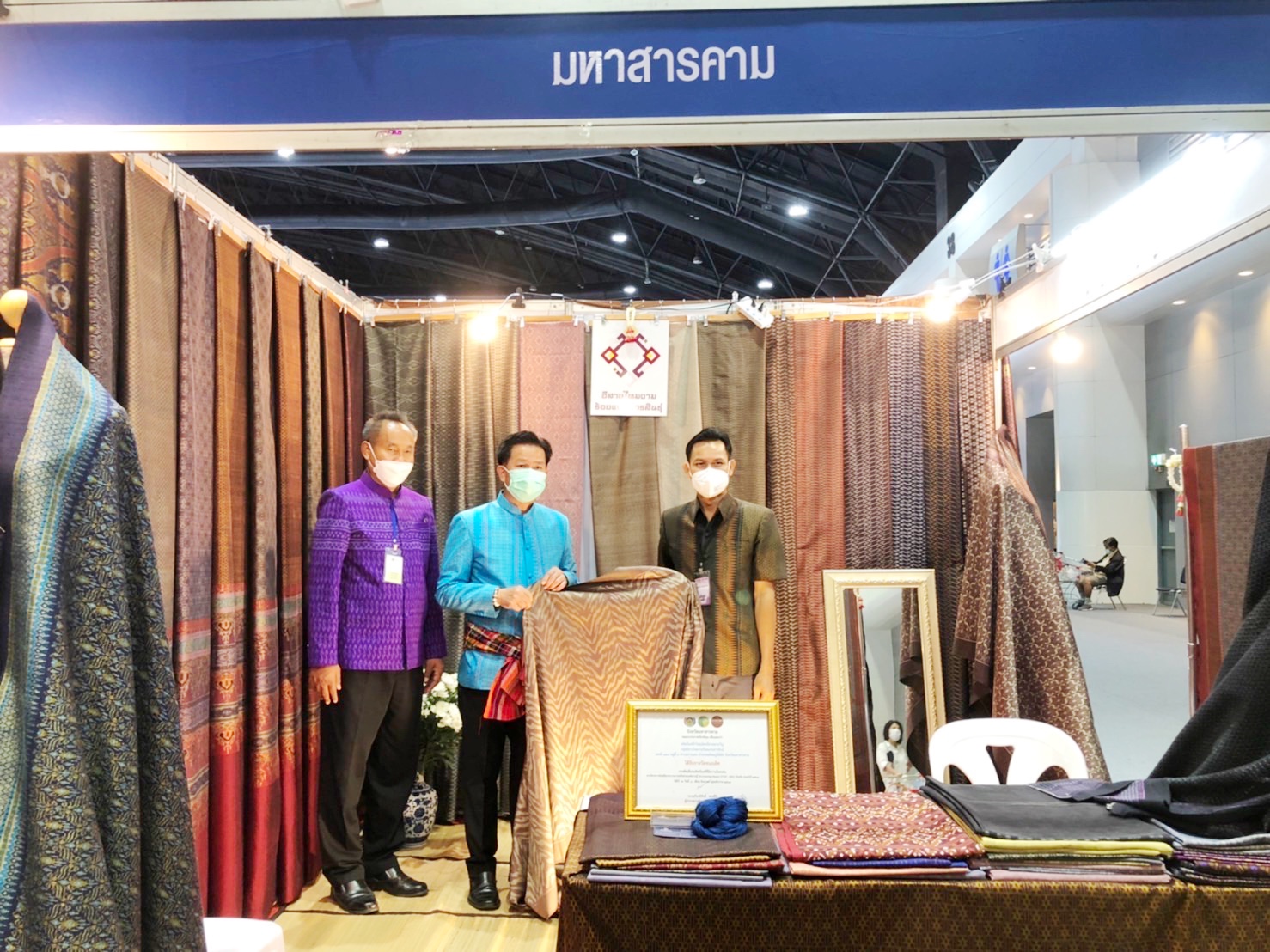 ผู้ว่าฯ มหาสารคาม เยี่ยมให้กำลังใจกลุ่มผู้ผลิต ผู้ประกอบการ OTOP นำผลิตภัณฑ์ มาจัดจำหน่าย ในงาน OTOP Midyear 2022