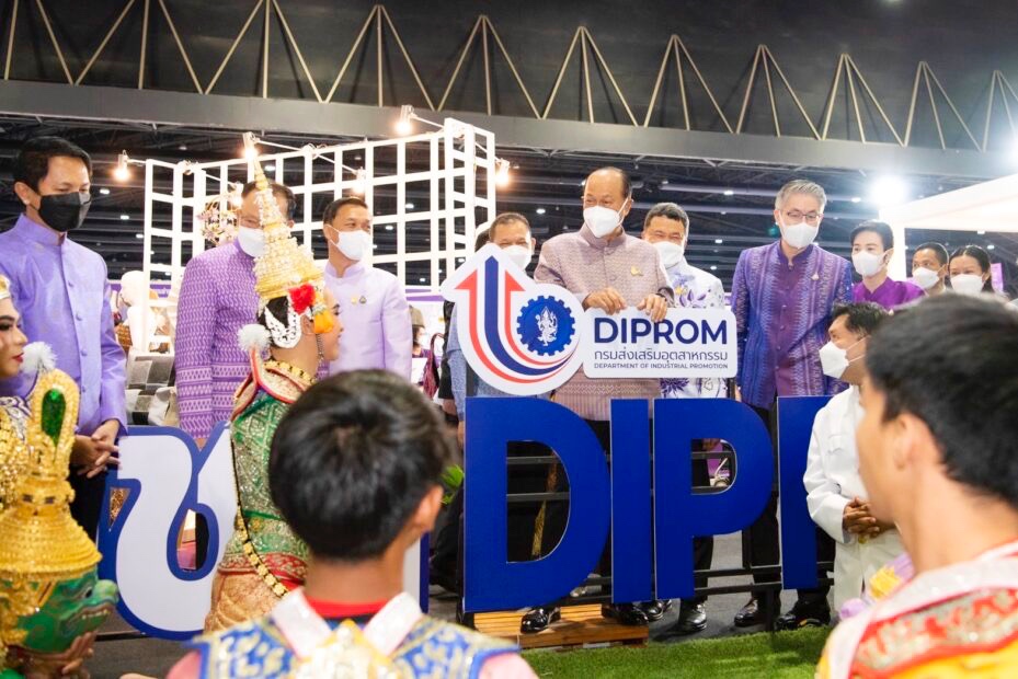 จังหวัดมหาสารคาม ร่วมพิธีเปิดงาน OTOP Midyear 2022 “สุขช้อป สุขใจ สุขทั่วไทยรวมไว้ในที่เดียว” พร้อมเยี่ยมให้กำลังใจและอุดหนุนผู้ประกอบการจังหวัดมหาสารคาม