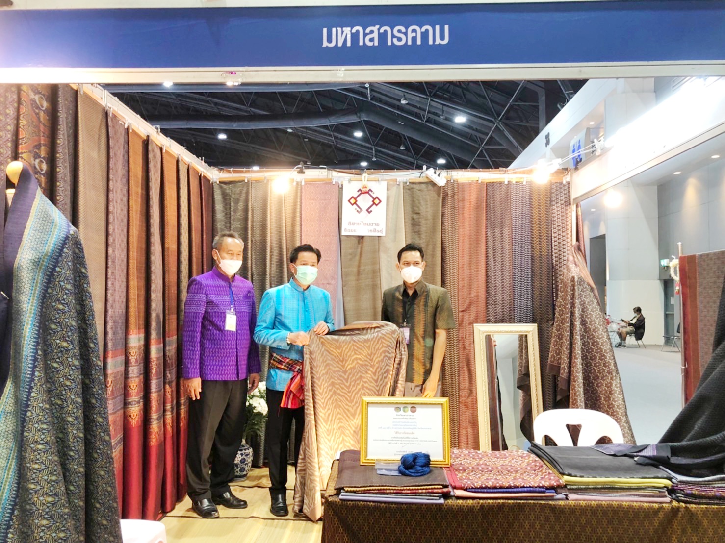 ผู้ว่าฯ มหาสารคาม เยี่ยมให้กำลังใจกลุ่มผู้ผลิต ผู้ประกอบการ OTOP นำผลิตภัณฑ์ มาจัดจำหน่าย ในงาน OTOP Midyear 2022