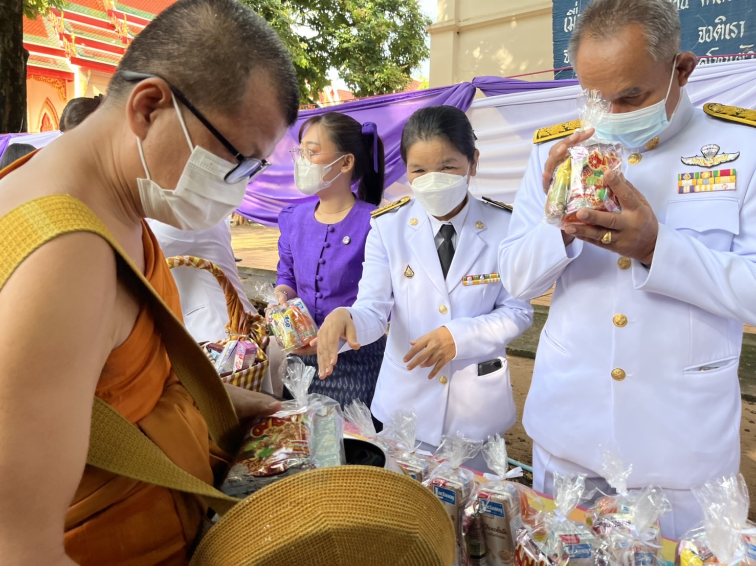 พช.มหาสารคาม ร่วมพิธีทำบุญตักบาตรถวายพระราชกุศลสมเด็จพระนางเจ้าฯ พระบรมราชินี เนื่องในโอกาสวันเฉลิมพระชนมพรรษา 3 มิถุนายน 2565