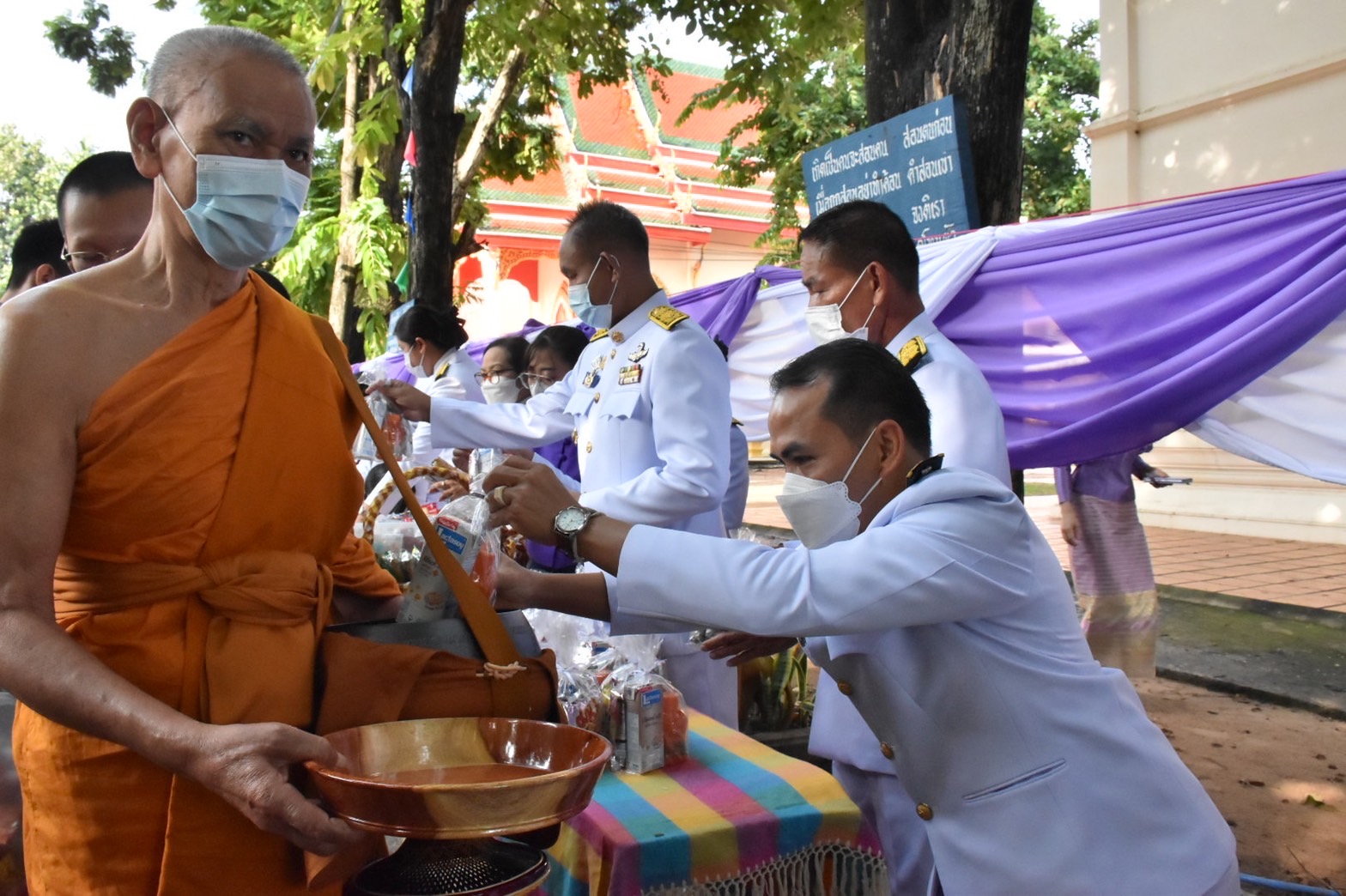 พช.มหาสารคาม ร่วมพิธีทำบุญตักบาตรถวายพระราชกุศลสมเด็จพระนางเจ้าฯ พระบรมราชินี เนื่องในโอกาสวันเฉลิมพระชนมพรรษา 3 มิถุนายน 2565
