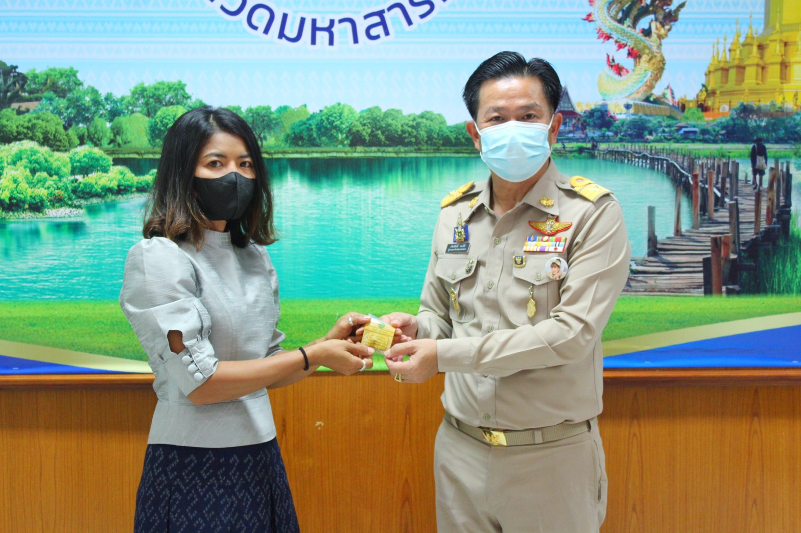 พช.มหาสารคามประชุมการจัดงานกาชาดและมหกรรมมหาสารคามเมืองแห่งสินค้าดี ก้าวสู่สากล ประจำปี ๒๕๖๕ และการประกวดผ้าลายพระราชทาน ผ้าขิดลายนารีรัตนราชกัญญา