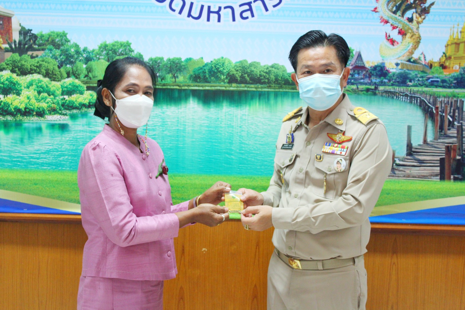 พช.มหาสารคามประชุมการจัดงานกาชาดและมหกรรมมหาสารคามเมืองแห่งสินค้าดี ก้าวสู่สากล ประจำปี ๒๕๖๕ และการประกวดผ้าลายพระราชทาน ผ้าขิดลายนารีรัตนราชกัญญา