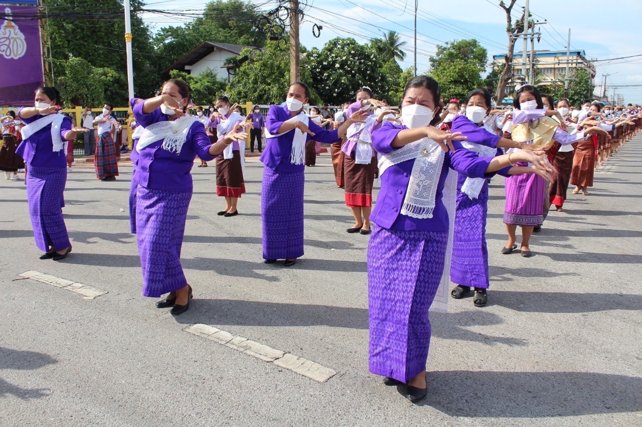 พช.มหาสารคาม “ร่วมพิธีรำเฉลิมพระเกียรติสมเด็จพระนางเจ้าสุทิดา พัชรสุธาพิมลลักษณ พระบรมราชินี เนื่องในวันเฉลิมพระชนพรรษา 44 พรรษา 3 มิถุนายน 2565”