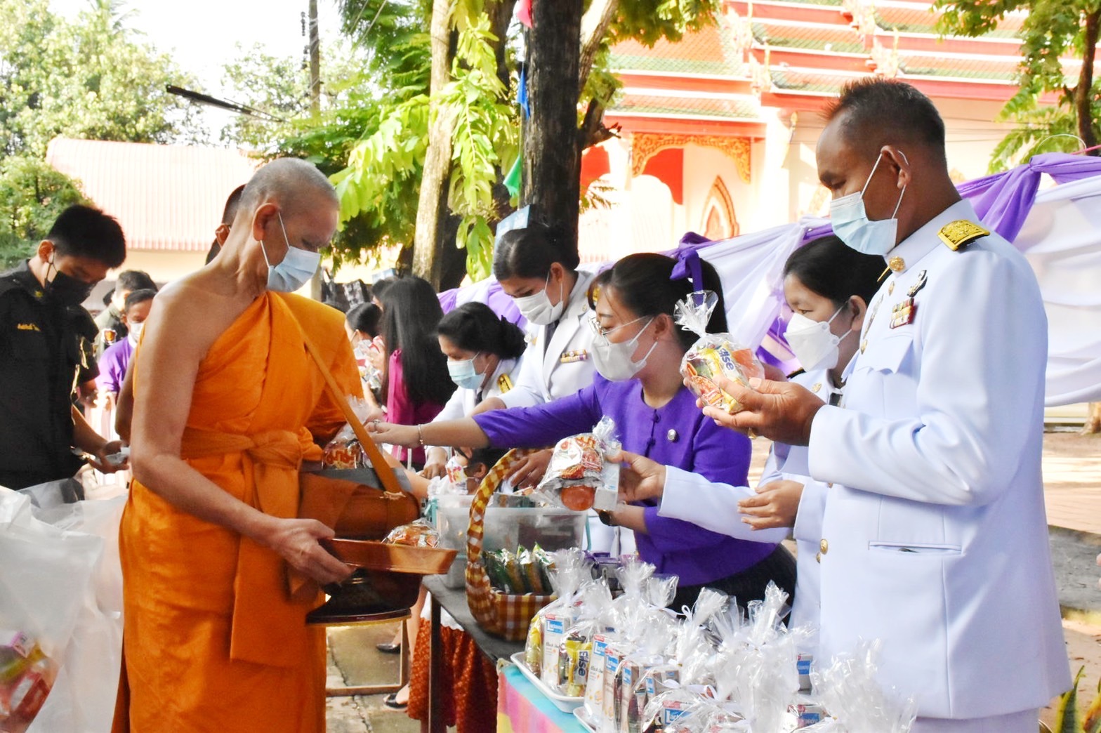 พช.มหาสารคาม ร่วมพิธีทำบุญตักบาตรถวายพระราชกุศลสมเด็จพระนางเจ้าฯ พระบรมราชินี เนื่องในโอกาสวันเฉลิมพระชนมพรรษา 3 มิถุนายน 2565