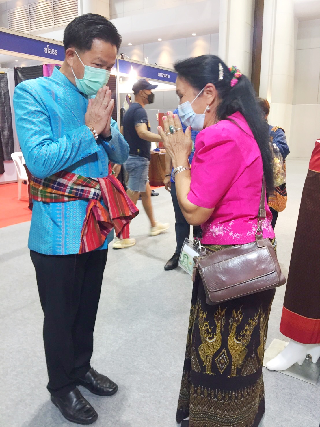ผู้ว่าฯ มหาสารคาม เยี่ยมให้กำลังใจกลุ่มผู้ผลิต ผู้ประกอบการ OTOP นำผลิตภัณฑ์ มาจัดจำหน่าย ในงาน OTOP Midyear 2022