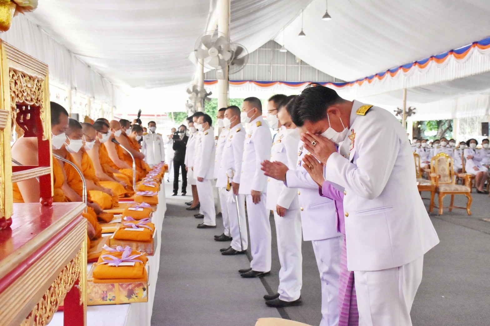 พช.มหาสารคาม ร่วมพิธีทำบุญตักบาตรถวายพระราชกุศลสมเด็จพระนางเจ้าฯ พระบรมราชินี เนื่องในโอกาสวันเฉลิมพระชนมพรรษา 3 มิถุนายน 2565