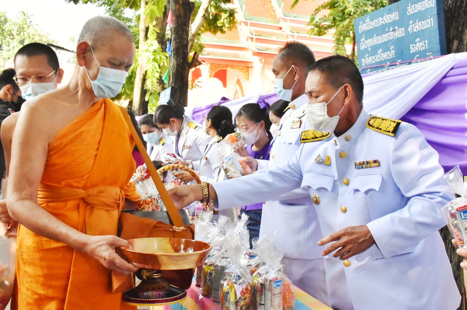 พช.มหาสารคาม ร่วมพิธีทำบุญตักบาตรถวายพระราชกุศลสมเด็จพระนางเจ้าฯ พระบรมราชินี เนื่องในโอกาสวันเฉลิมพระชนมพรรษา 3 มิถุนายน 2565