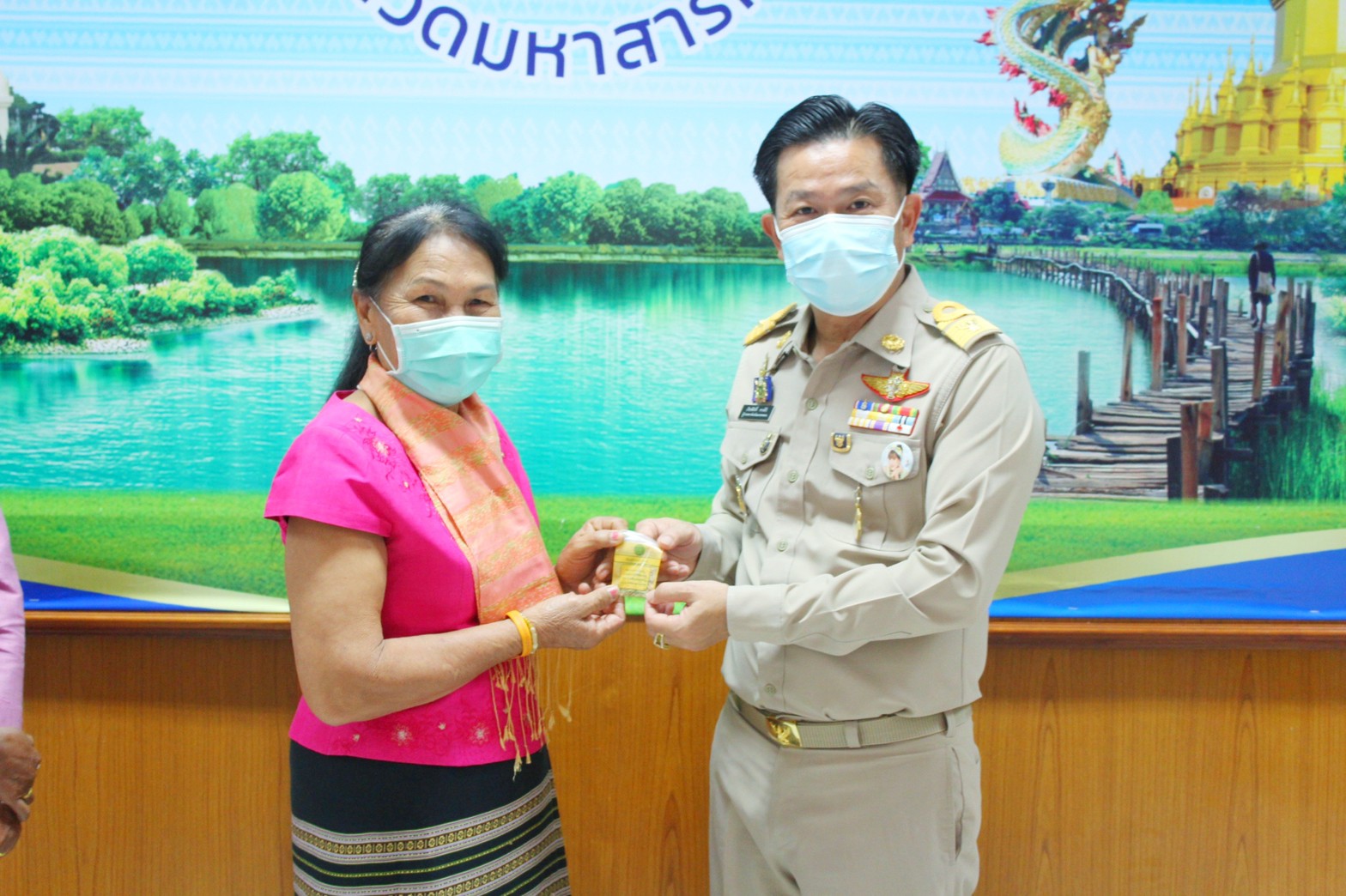 พช.มหาสารคามประชุมการจัดงานกาชาดและมหกรรมมหาสารคามเมืองแห่งสินค้าดี ก้าวสู่สากล ประจำปี ๒๕๖๕ และการประกวดผ้าลายพระราชทาน ผ้าขิดลายนารีรัตนราชกัญญา