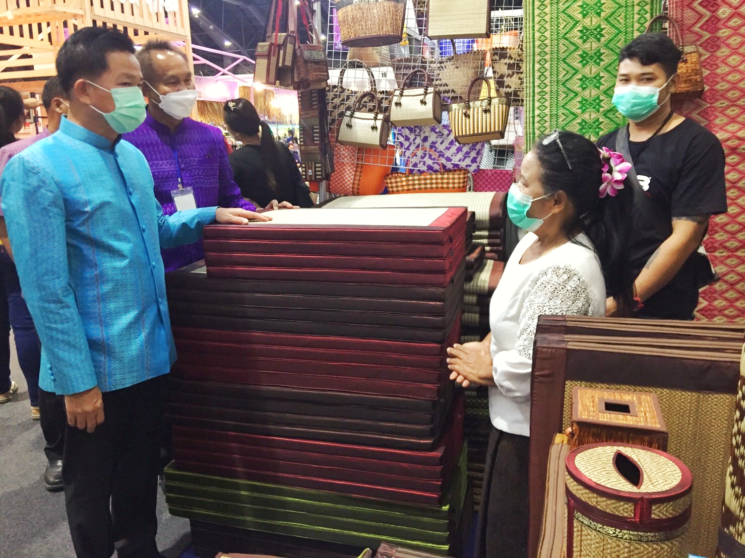 ผู้ว่าฯ มหาสารคาม เยี่ยมให้กำลังใจกลุ่มผู้ผลิต ผู้ประกอบการ OTOP นำผลิตภัณฑ์ มาจัดจำหน่าย ในงาน OTOP Midyear 2022
