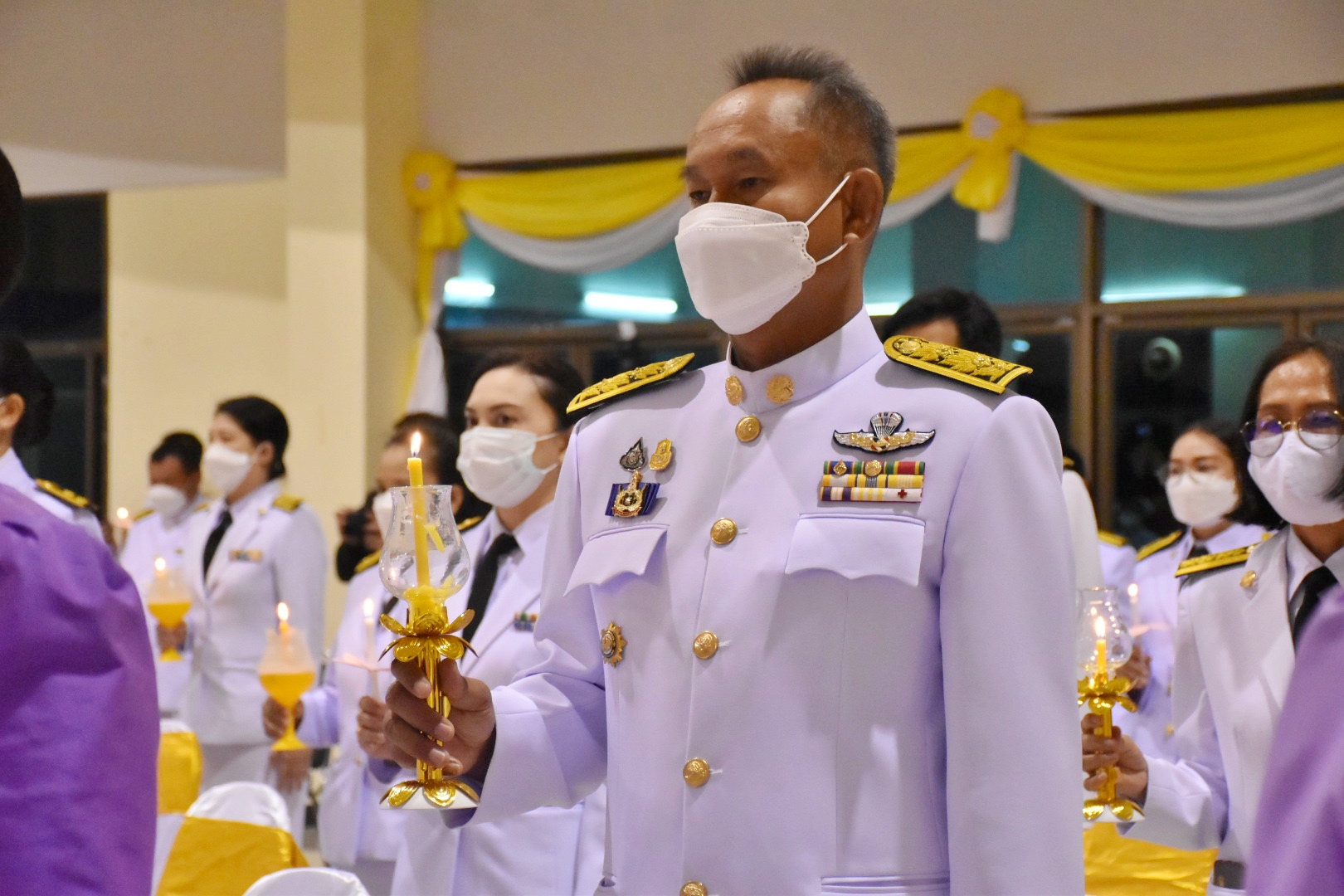 พช.มหาสารคาม ร่วมพิธีวางพานพุ่ม และจุดเทียนชัยถวายพระพรชัยมงคล สมเด็จพระนางเจ้าสุทิดา พัชรสุธาพิมลลักษณ พระบรมราชินี เนื่องในโอกาสวันเฉลิมพระชนมพรรษา วันที่ 3 มิถุนายน 2565