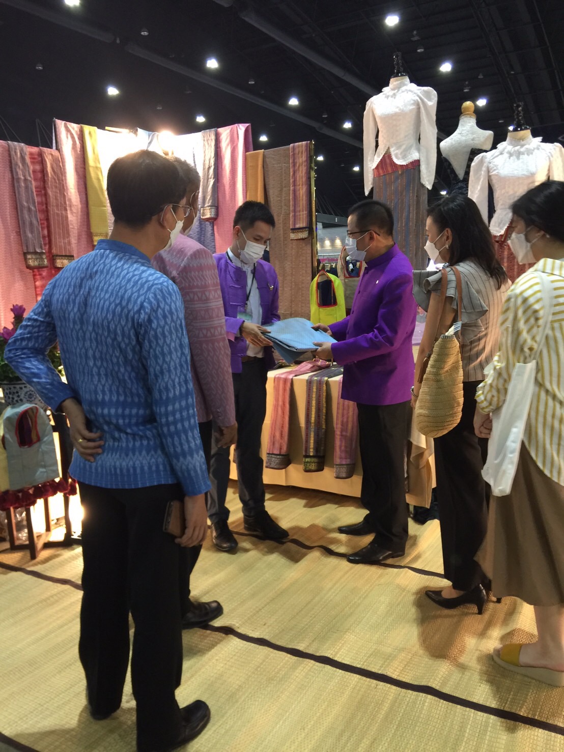 จังหวัดมหาสารคาม ร่วมพิธีเปิดงาน OTOP Midyear 2022 “สุขช้อป สุขใจ สุขทั่วไทยรวมไว้ในที่เดียว” พร้อมเยี่ยมให้กำลังใจและอุดหนุนผู้ประกอบการจังหวัดมหาสารคาม