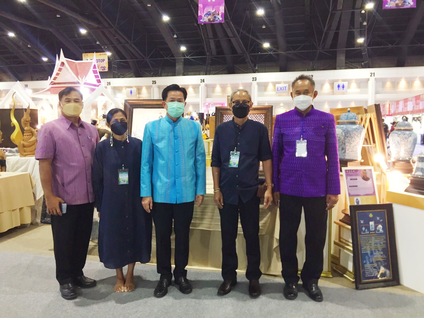 ผู้ว่าฯ มหาสารคาม เยี่ยมให้กำลังใจกลุ่มผู้ผลิต ผู้ประกอบการ OTOP นำผลิตภัณฑ์ มาจัดจำหน่าย ในงาน OTOP Midyear 2022