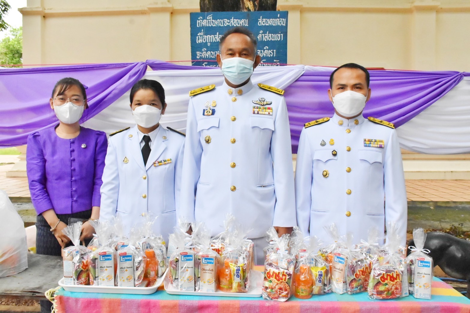 พช.มหาสารคาม ร่วมพิธีทำบุญตักบาตรถวายพระราชกุศลสมเด็จพระนางเจ้าฯ พระบรมราชินี เนื่องในโอกาสวันเฉลิมพระชนมพรรษา 3 มิถุนายน 2565