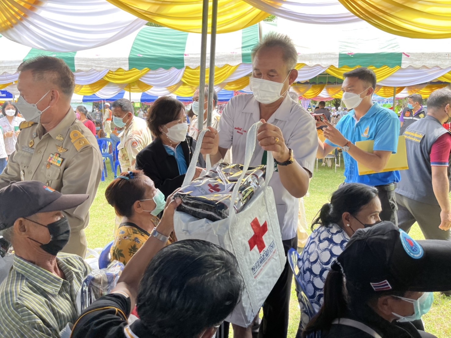 พช.มหาสารคาม ร่วมโครงการปกป้องและเชิดชูสถาบันพระมหากษัตริย์ และหน่วยบำบัดทุกข์ บำรุงสุข สร้างรอยยิ้มให้ประชาชน จ.มหาสารคาม (จังหวัดเคลื่อนที่ ) ประจำเดือน มิ.ย. 2565