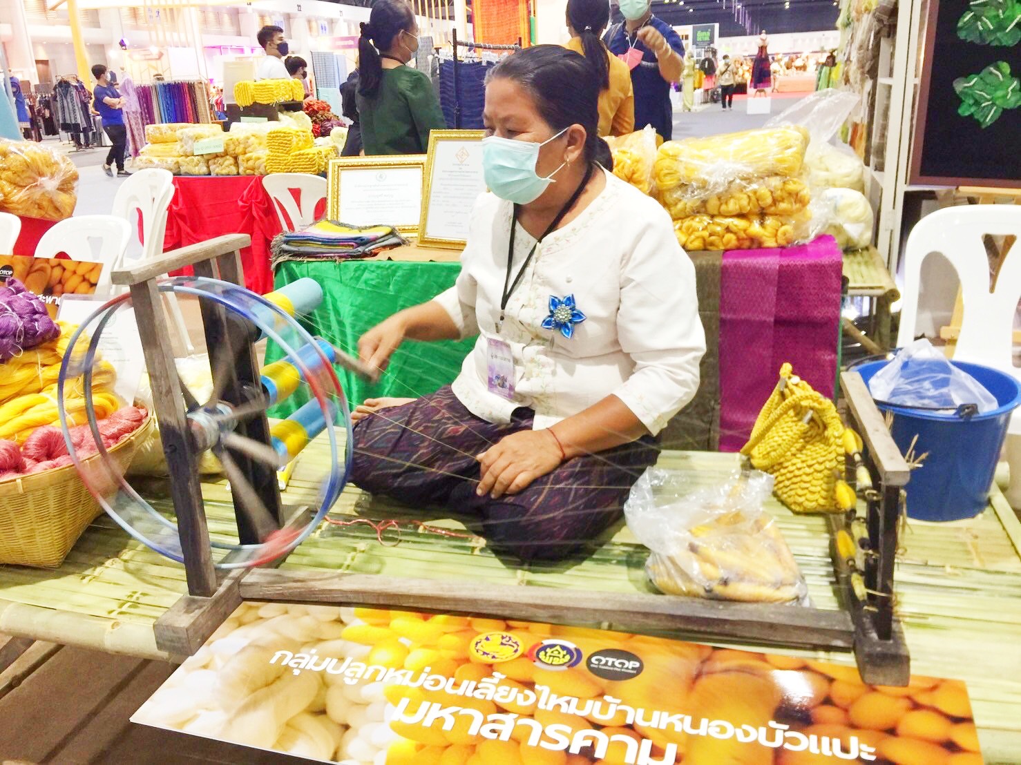 พช.มหาสารคาม ร่วมกับกลุ่มผลิต ผู้ประกอบการ OTOP ยกขบวนผลิตภัณฑ์ OTOP จัดแสดงและจำหน่าย ในงาน OTOP Midyear 2022