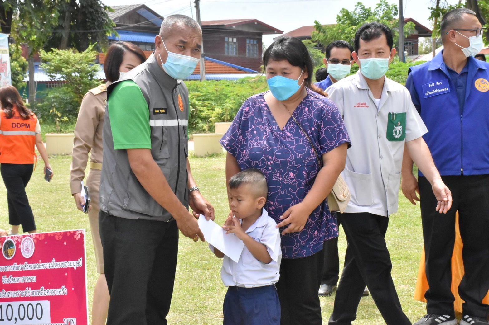 พช.มหาสารคาม ร่วมโครงการปกป้องและเชิดชูสถาบันพระมหากษัตริย์ และหน่วยบำบัดทุกข์ บำรุงสุข สร้างรอยยิ้มให้ประชาชน จ.มหาสารคาม (จังหวัดเคลื่อนที่ ) ประจำเดือน มิ.ย. 2565