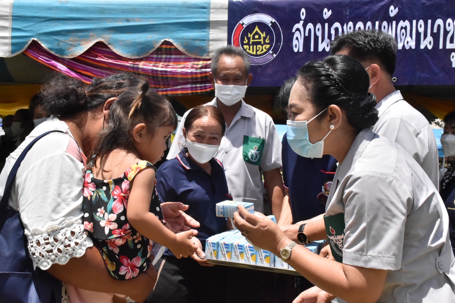 พช.มหาสารคาม ร่วมโครงการปกป้องและเชิดชูสถาบันพระมหากษัตริย์ และหน่วยบำบัดทุกข์ บำรุงสุข สร้างรอยยิ้มให้ประชาชน จ.มหาสารคาม (จังหวัดเคลื่อนที่ ) ประจำเดือน มิ.ย. 2565
