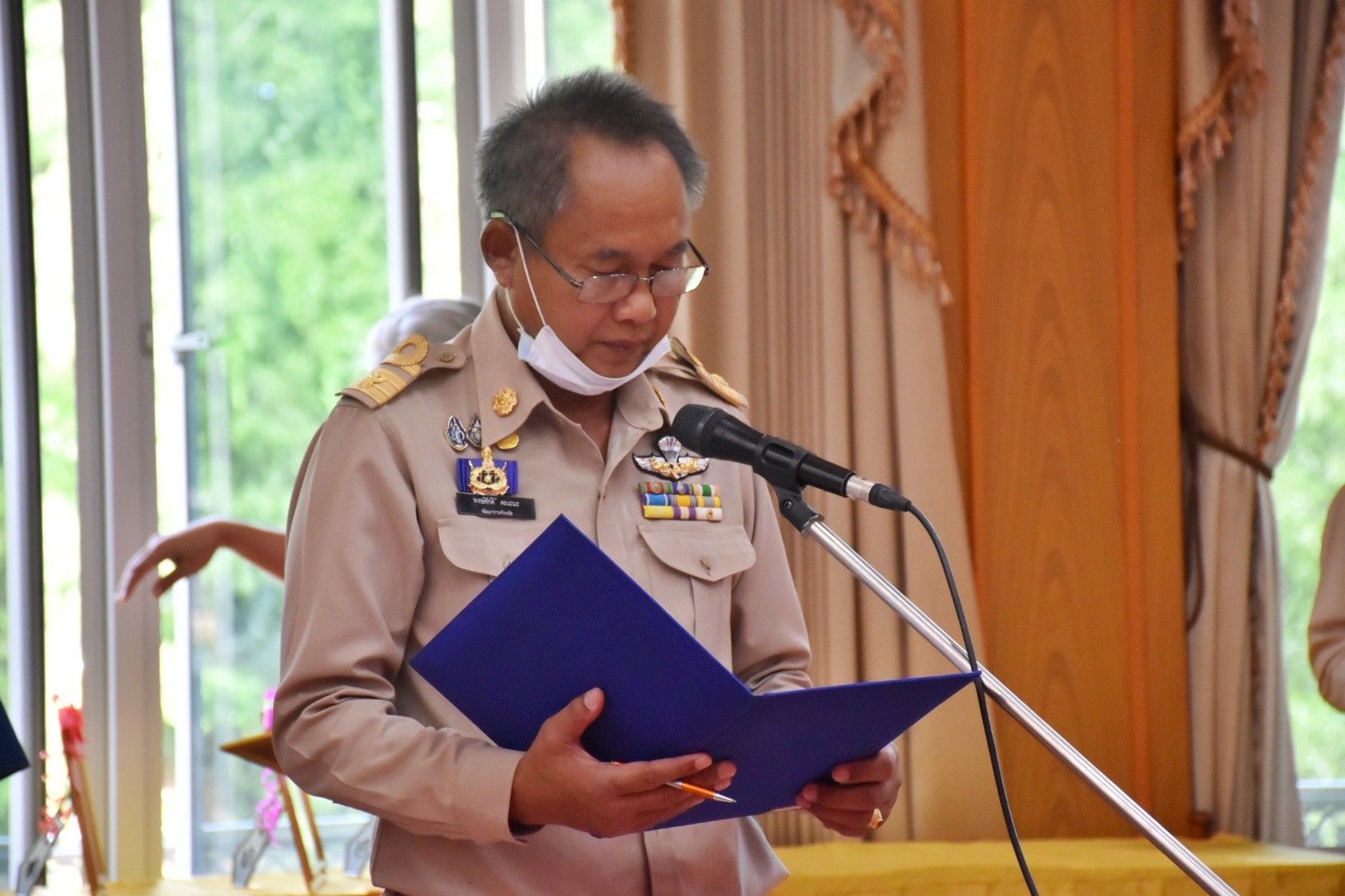 จังหวัดมหาสารคาม จัดพิธีมอบใบประกาศเกียรติคุณการประกวดองค์ความรู้ดีเด่น (KM Challenge) ประจำปี 2565 และใบประกาศเกียรติคุณโครงการเชิดชูเกียรติคนกองทุนพัฒนาบทบาทสตรี ประจำปี 2565