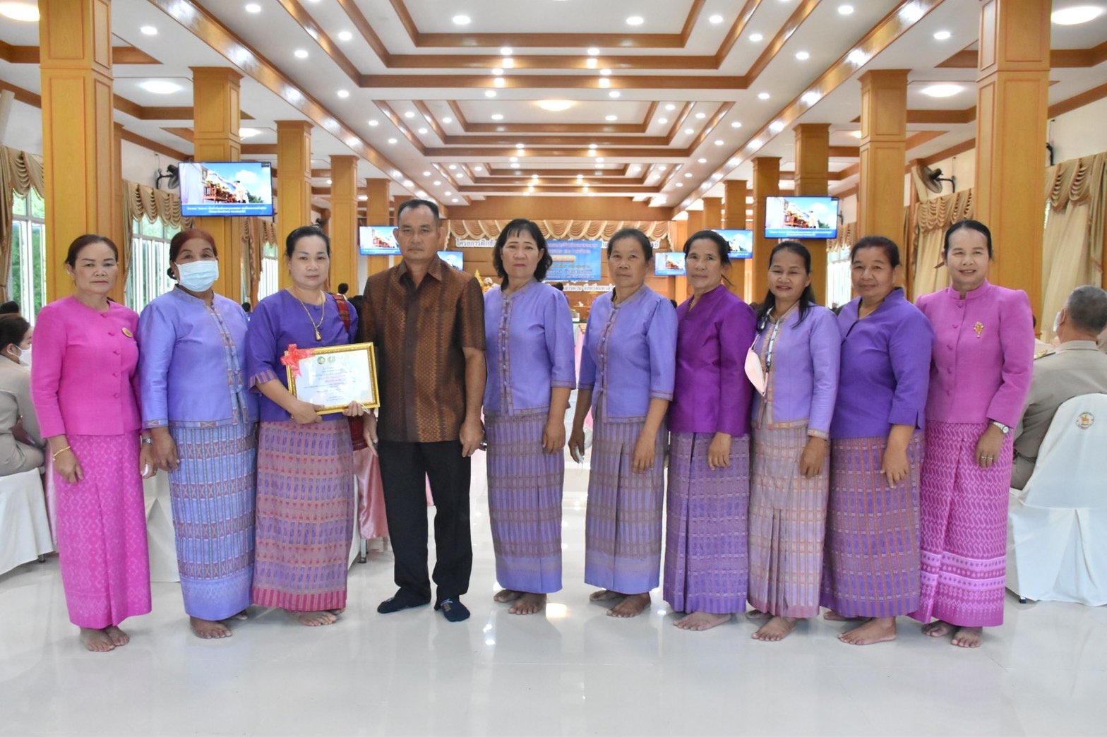 จังหวัดมหาสารคาม จัดพิธีมอบใบประกาศเกียรติคุณการประกวดองค์ความรู้ดีเด่น (KM Challenge) ประจำปี 2565 และใบประกาศเกียรติคุณโครงการเชิดชูเกียรติคนกองทุนพัฒนาบทบาทสตรี ประจำปี 2565