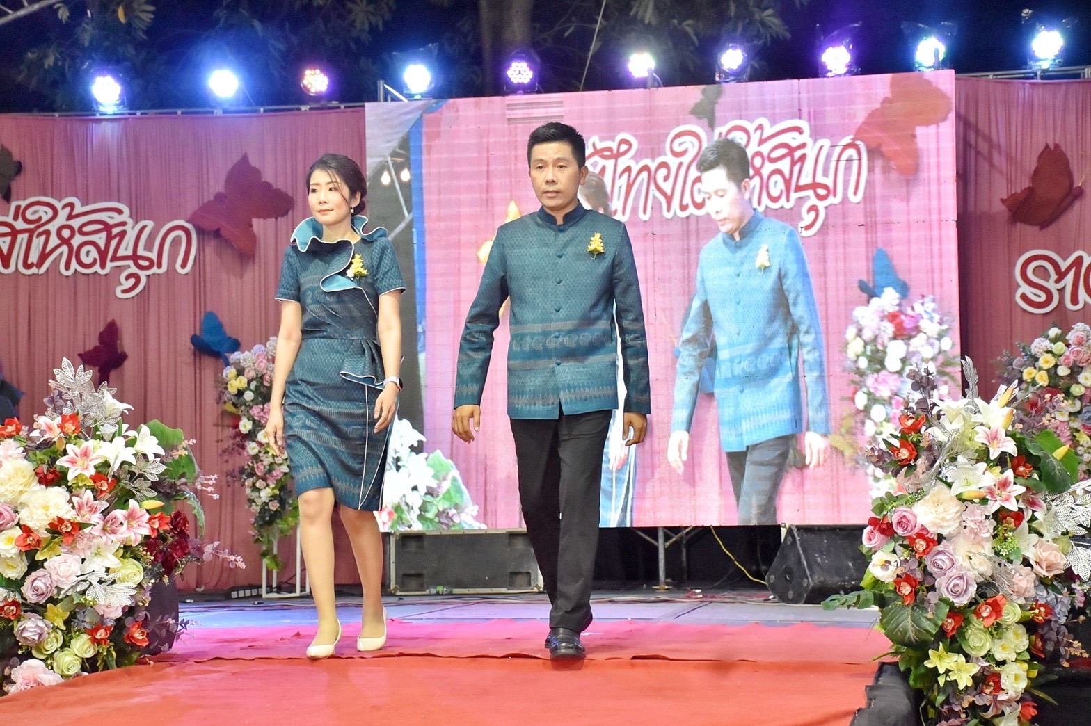 สุดปลื้ม งาน“ราตรีเส้นสายลายผ้ามหาสารคาม” ตระการตา โชว์ผ้าลายขอเจ้าฟ้าสิริวัณณวรีฯ ผ้าลายพระราชทานผ้าขิดลายนารีรัตนราชกัญญา ผ้าลายอัตลักษณ์สารคามสืบสานภูมิปัญญาการทอผ้าไทย