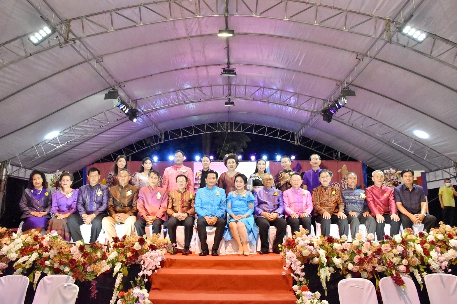 สุดปลื้ม งาน“ราตรีเส้นสายลายผ้ามหาสารคาม” ตระการตา โชว์ผ้าลายขอเจ้าฟ้าสิริวัณณวรีฯ ผ้าลายพระราชทานผ้าขิดลายนารีรัตนราชกัญญา ผ้าลายอัตลักษณ์สารคามสืบสานภูมิปัญญาการทอผ้าไทย