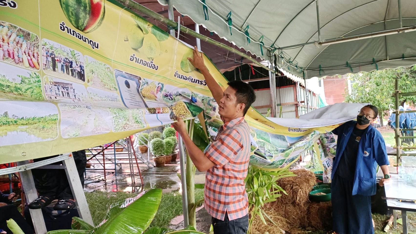 พช.มหาสารคาม ร่วมกับเครือข่ายการพัฒนา จัดเตรียมสถานที่จัดนิทรรศการงานพัฒนาชุมชน ในงานกาชาด จังหวัดมหาสารคาม