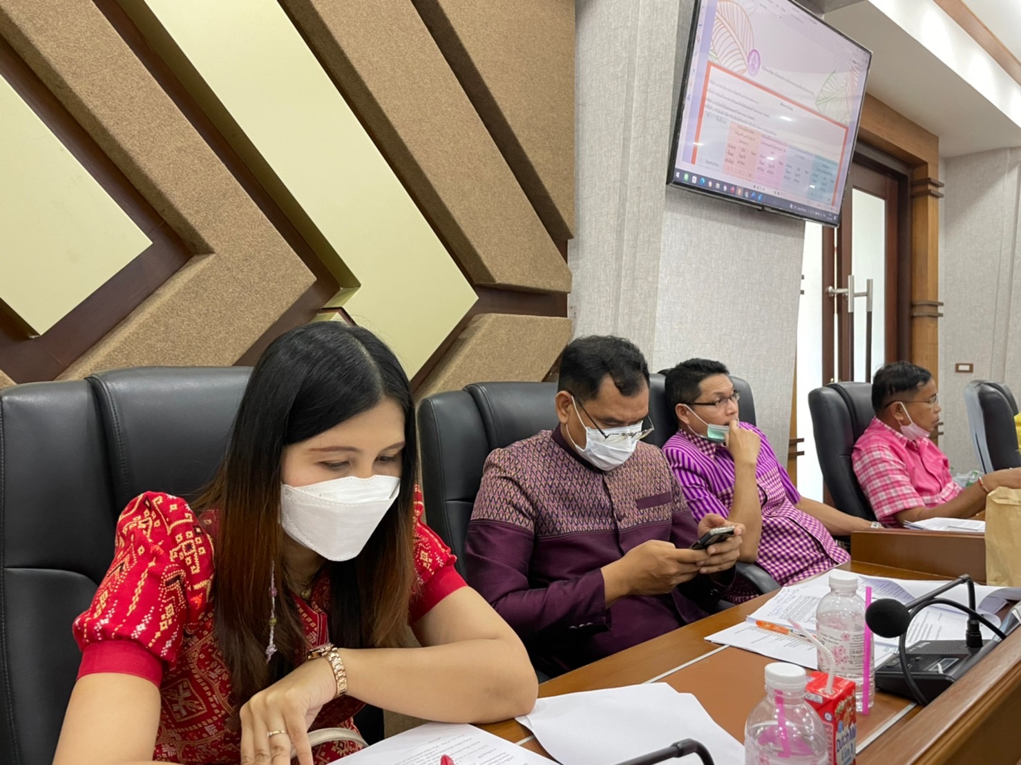ผู้ว่าราชการจังหวัดมหาสารคาม ประชุมคณะกรรมการบริหารศูนย์อำนวยการขจัดความยากจนและพัฒนาคนทุกช่วงวัยอย่างยั่งยืนตามหลักปรัชญาของเศรษฐกิจพอเพียงจังหวัดมหาสารคาม (คจพ.จ) ครั้งที่ 5/2565