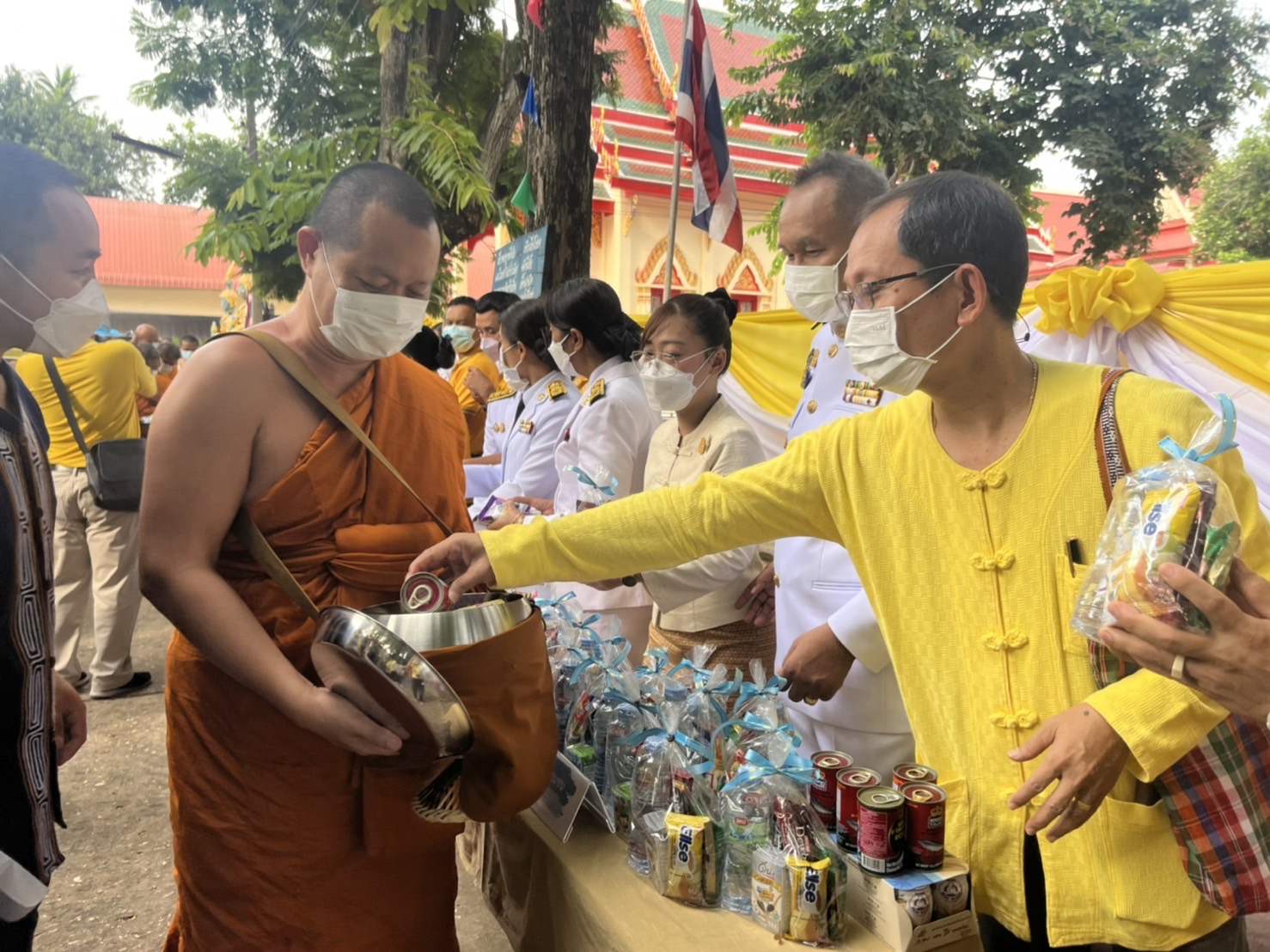 พช.มหาสารคาม ร่วมประกอบพิธีทำบุญตักบาตรถวายพระราชกุศล เนื่องในโอกาสวันเฉลิมพระชนมพรรษาพระบาทสมเด็จพระเจ้าอยู่หัว วันที่ 28 กรกฎาคม 2565