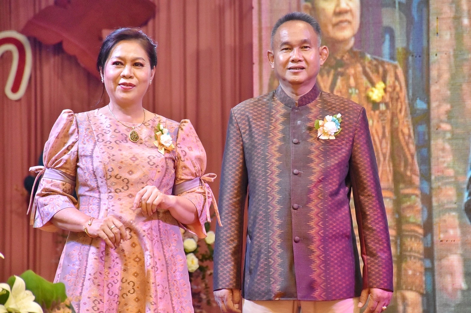 สุดปลื้ม งาน“ราตรีเส้นสายลายผ้ามหาสารคาม” ตระการตา โชว์ผ้าลายขอเจ้าฟ้าสิริวัณณวรีฯ ผ้าลายพระราชทานผ้าขิดลายนารีรัตนราชกัญญา ผ้าลายอัตลักษณ์สารคามสืบสานภูมิปัญญาการทอผ้าไทย