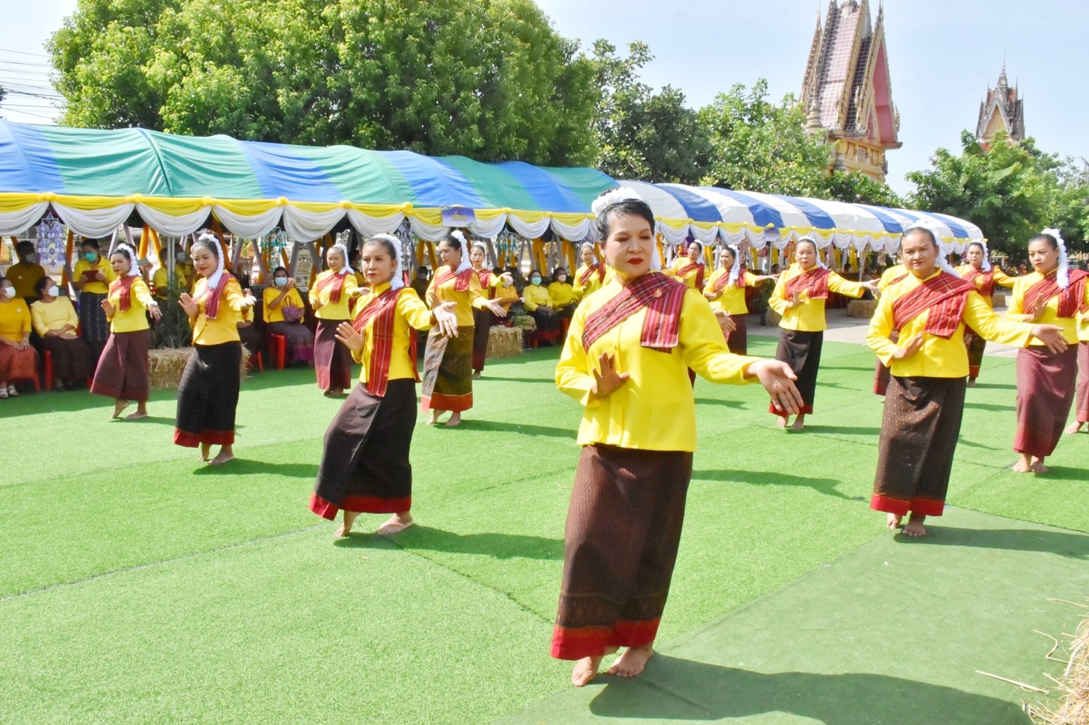จังหวัดมหาสารคาม ผนึกกำลังส่วนราชการและภาคีพัฒนา ร่วมคัดสรรหมู่บ้านเศรษฐกิจพอเพียง “อยู่เย็น เป็นสุข” และตำบลเข้มแข็งตามหลักปรัชญาของเศรษฐกิจพอเพียง ดีเด่น ระดับจังหวัด ประจำปี 2565