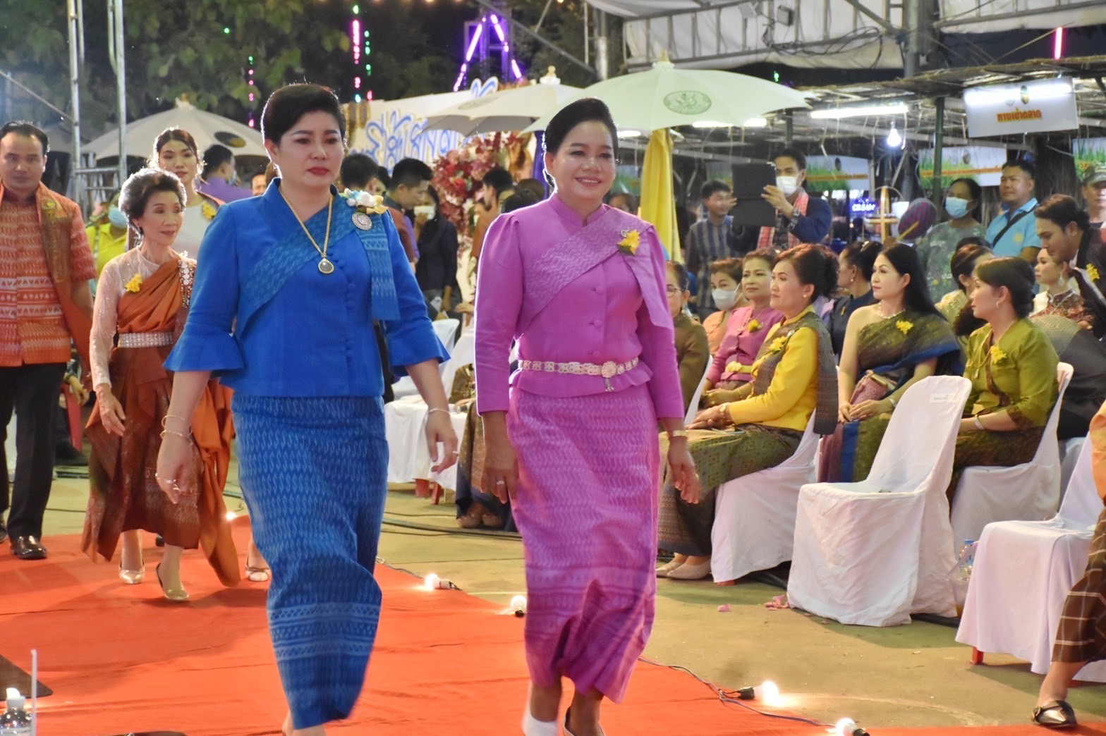 สุดปลื้ม งาน“ราตรีเส้นสายลายผ้ามหาสารคาม” ตระการตา โชว์ผ้าลายขอเจ้าฟ้าสิริวัณณวรีฯ ผ้าลายพระราชทานผ้าขิดลายนารีรัตนราชกัญญา ผ้าลายอัตลักษณ์สารคามสืบสานภูมิปัญญาการทอผ้าไทย