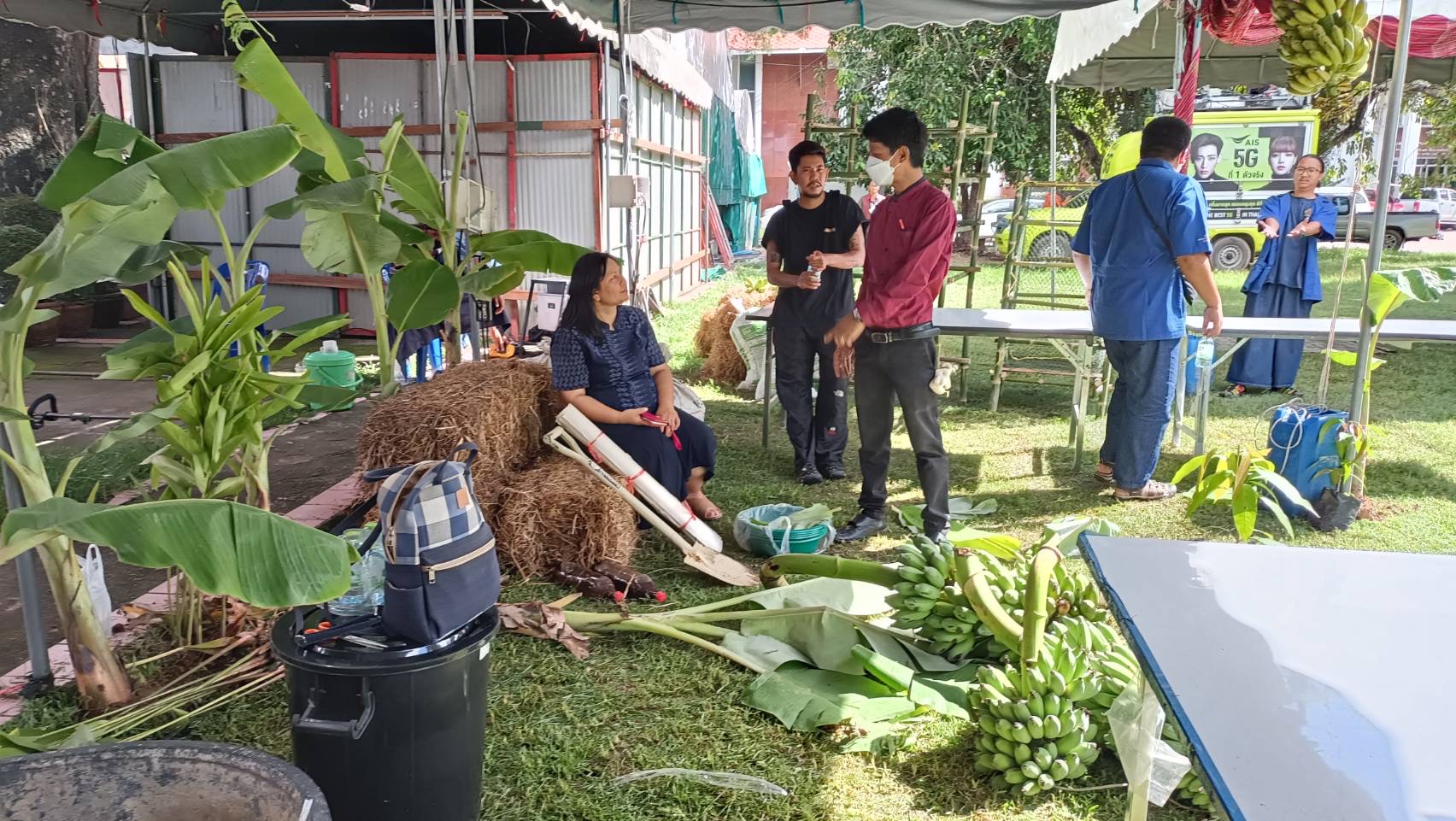 พช.มหาสารคาม ร่วมกับเครือข่ายการพัฒนา จัดเตรียมสถานที่จัดนิทรรศการงานพัฒนาชุมชน ในงานกาชาด จังหวัดมหาสารคาม