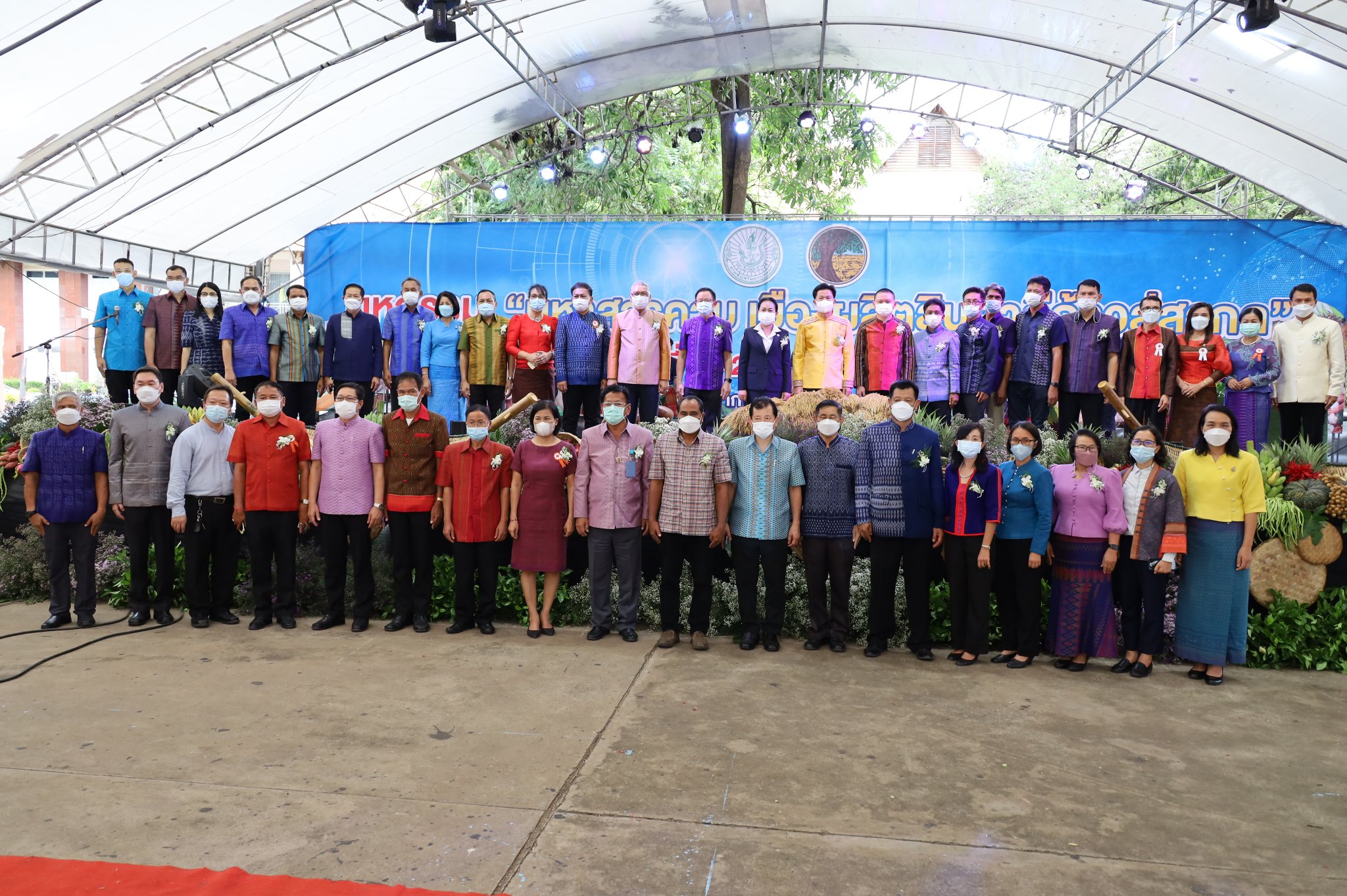 เปิดแล้ว!! งานกาชาด จังหวัดมหาสารคาม พช. ร่วมกับ ภาคี เครือข่าย ขนผลิตภัณฑ์ OTOP ผลิตผล โคก หนอง นา โชว์ในงานเพียบ