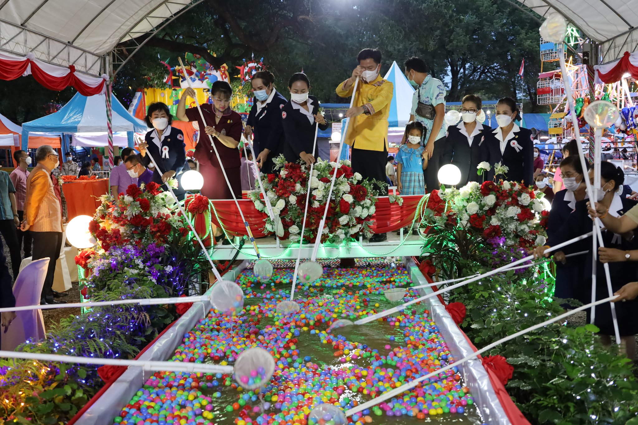 เปิดแล้ว!! งานกาชาด จังหวัดมหาสารคาม พช. ร่วมกับ ภาคี เครือข่าย ขนผลิตภัณฑ์ OTOP ผลิตผล โคก หนอง นา โชว์ในงานเพียบ