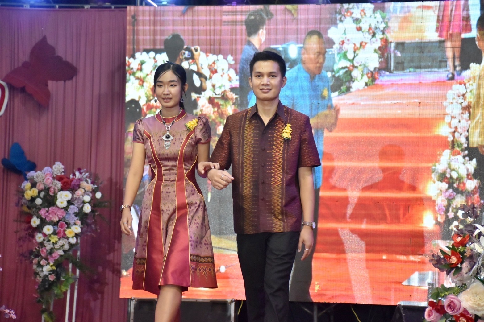 สุดปลื้ม งาน“ราตรีเส้นสายลายผ้ามหาสารคาม” ตระการตา โชว์ผ้าลายขอเจ้าฟ้าสิริวัณณวรีฯ ผ้าลายพระราชทานผ้าขิดลายนารีรัตนราชกัญญา ผ้าลายอัตลักษณ์สารคามสืบสานภูมิปัญญาการทอผ้าไทย
