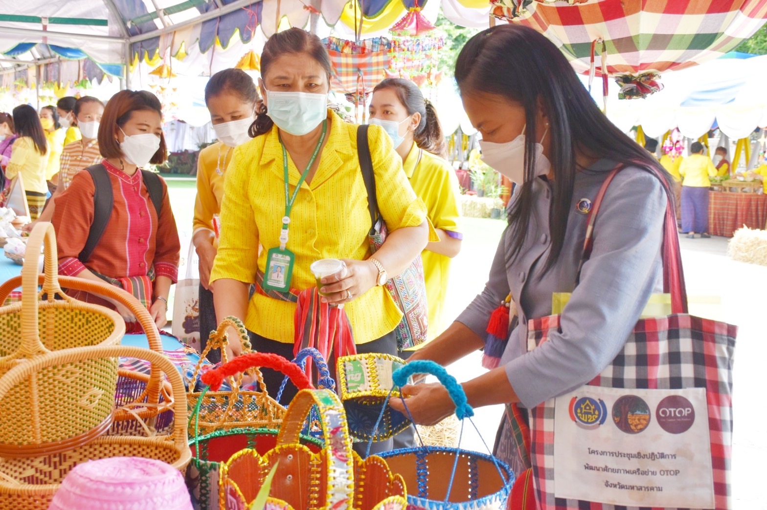 จังหวัดมหาสารคาม ผนึกกำลังส่วนราชการและภาคีพัฒนา ร่วมคัดสรรหมู่บ้านเศรษฐกิจพอเพียง “อยู่เย็น เป็นสุข” และตำบลเข้มแข็งตามหลักปรัชญาของเศรษฐกิจพอเพียง ดีเด่น ระดับจังหวัด ประจำปี 2565